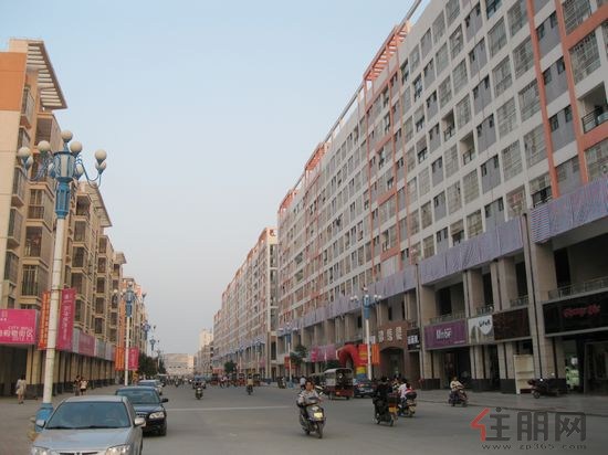 】 所在区域:宾阳 楼盘价格:均价3500元/ 楼盘动态:都市花园C6、C7、C8、B16、B17热销中;A16接受预约,三梯四户,共18层,主推87.53和88.30的“2+1”二房二厅,半赠送空间;A16一单元和二单元分别还有近20套房源,主要户型为127~150三房和150以上的四房。 售楼电话:4008-110-007 转 1335 楼盘地址:宾阳县芦圩镇财政路向东100米 楼盘简介:“都市花园”属县城镇建设213工程