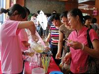 公园大地A区二期8.27开盘现场 来杯冰爽的花茶放松一下