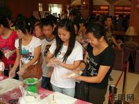 公园大地A区二期8.27开盘现场“冰皮月饼DIY”区人气很旺