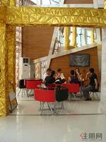 8月25日远航·景皇国际 购房者在了解楼盘情况