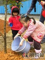 2011.03.12给小树浇水