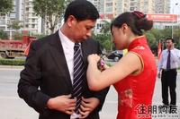 2011.4.17司仪为嘉宾佩戴礼花