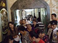 购房者在售楼部内排起了长龙(8.28)