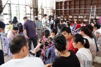 8.20开盘现场 购房者签订认购协议书