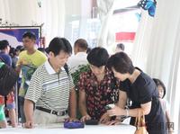 8.20开盘现场 购房者在算总价