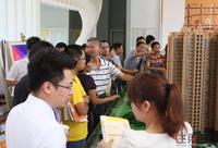 8.20开盘现场 购房者“围观”沙盘