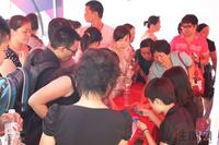 8.20开盘现场 购房者核对中签号