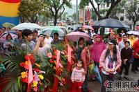 民俗风情表演吸引周边众多居民前来围观
