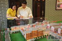 客户在与置业顾问商议选铺