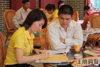 置业顾问在为客户做置业计划表