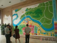 看房者在专心研究区位图