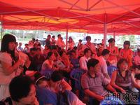 客户等待区里已是坐得满满的了