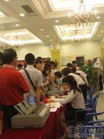 购房者正在排队办理认购手续