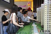 置业顾问在向客户介绍户型