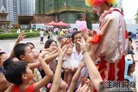 小丑把气球送给业主们
