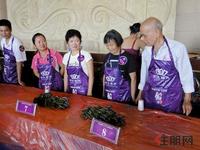2011.10.01包粽子·送金猪活动