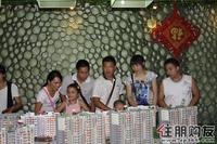 购房者在沙盘前研究户型单位
