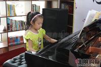 保利音妙中心的小学员做汇报演奏