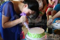业主在制作DIY蛋糕
