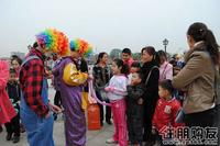 小丑发气球
