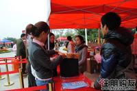 业主正在兑换奖品