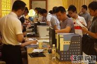 工作人员也是在忙绿的操作中