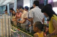 9月11日，三期4#楼盛大开盘，购房者选房。