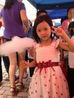 小朋友与棉花糖合影