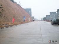 万荣华府项目前的道路