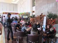 售楼部挤满了前来咨询的市民