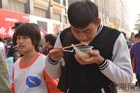 一市民正吃得津津有味