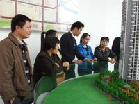 购房者围着置业顾问资讯楼盘信息