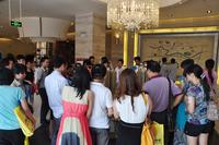 置业顾问给现场客户讲解沙盘