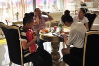 置业顾问给现场客户计算房屋价格