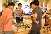 置业顾问为购房者讲解户型模型