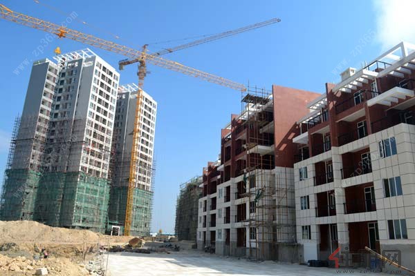 中冶兴港华府10月中旬实景图 中国指数研究院分析师申见飞分析,此类产品容积率普遍高于传统别墅而低于公寓,但仍属低密度住宅,因而从相当程度上保证了业主的私密性和居住品质,特别是带有花园的类别墅,其容积率也更加接近传统别墅类产品。中冶兴港华府的以别墅级的规划标准打造防城港首席低密度舒适精品住宅,1.