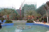 喷泉水景引来许多休闲人群