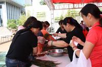 “百米粽 千人包”活动现场