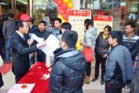 工作人员正在叫号