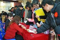 购房者们在排队选房