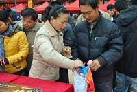 游园活动奖品发放中