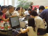 选房大厅内比场外的舞台节目更火爆