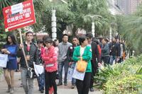 网友参观玫瑰园园林