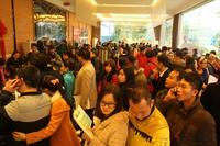 营销中心内人头攒动