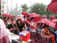 开盘现场挤满了人