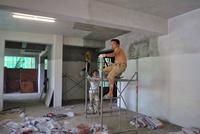 正在进行涂墙工程作业