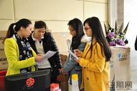 购房者在了解楼盘优惠信息