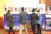 员工在研究户型