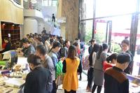 售楼部人头攒动