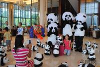 营销中心内摆满了熊猫